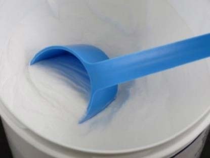 Abb. 1:</strong> Acrylat-Komponente eines Einbettmittels. U. a. wird die Endhärte durch die mittlere Molmasse des Polymers beeinflusst.