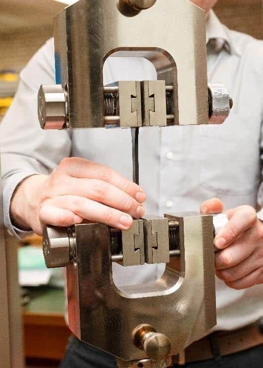 Zugprüfmaschine testet Polymermaterial bei mechanischer Charakterisierung im ASO Prüflabor